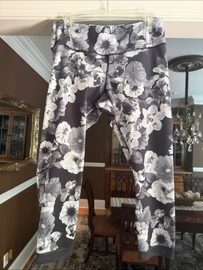 Old Navy Monochrome Floral High-Rise Leggings